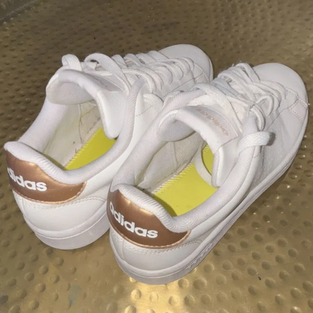 adidas Men’s White & Gold Solid Low Top Lace-Up Sneakers Gold Heel size 6